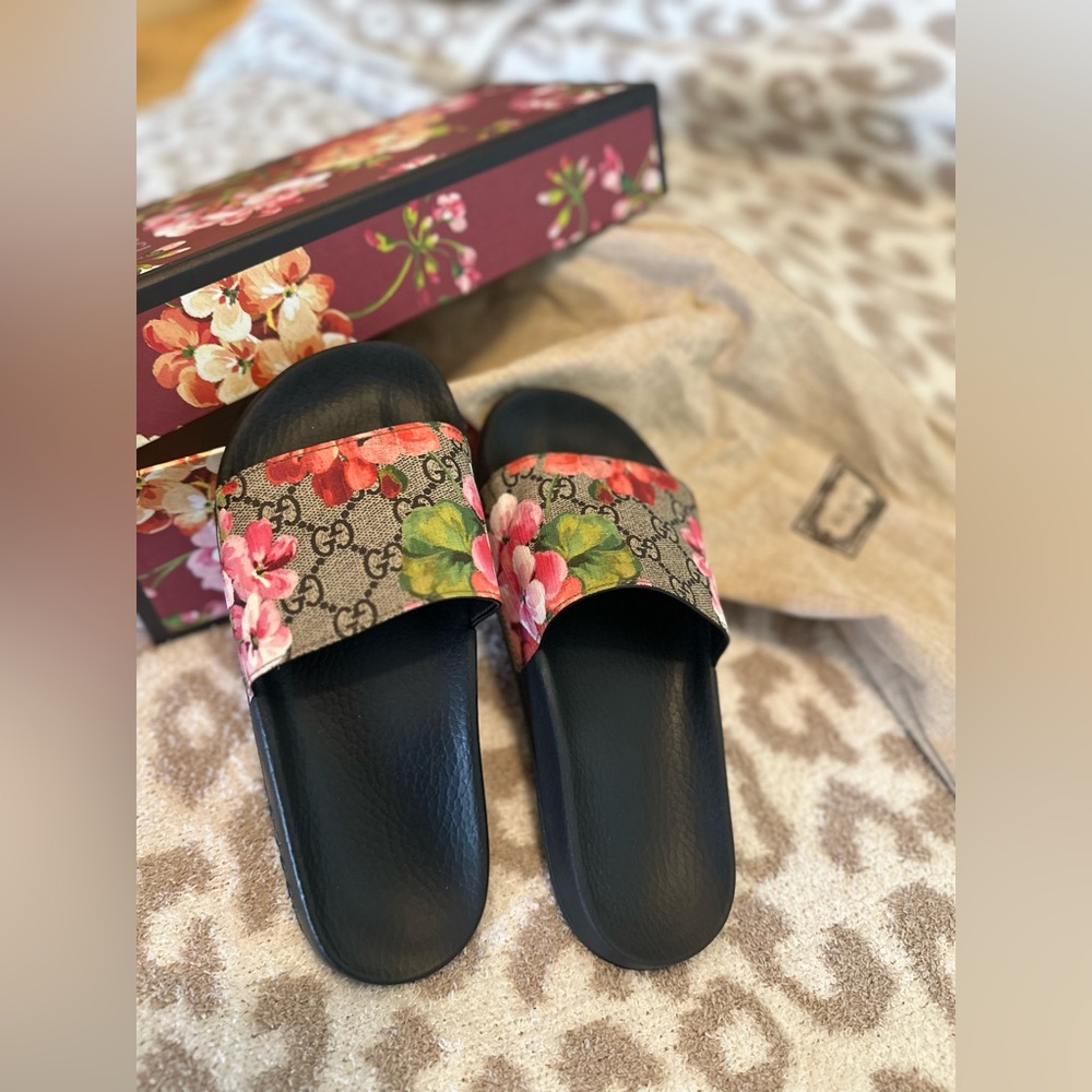 AUTHENTIC Gucci supreme blooms slides like new